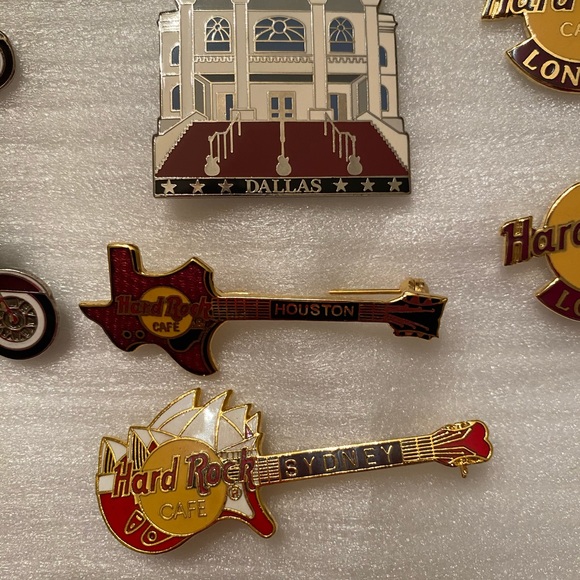 Collection of 11 Hard Rock Cafe pins - Picture 2 of 6